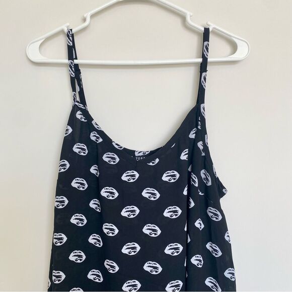 Torrid Lips Print Georgette Hi-Lo Tank Top Black White Size 2 (2X) - Picture 3 of 9